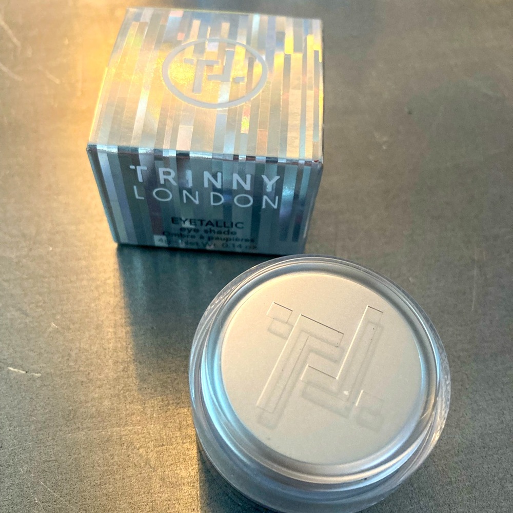 Trinny London Cream Eyetallic Eyeshadow. “Juno” a gorgeous green. Tried once.